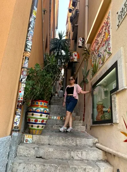 Julia, 35